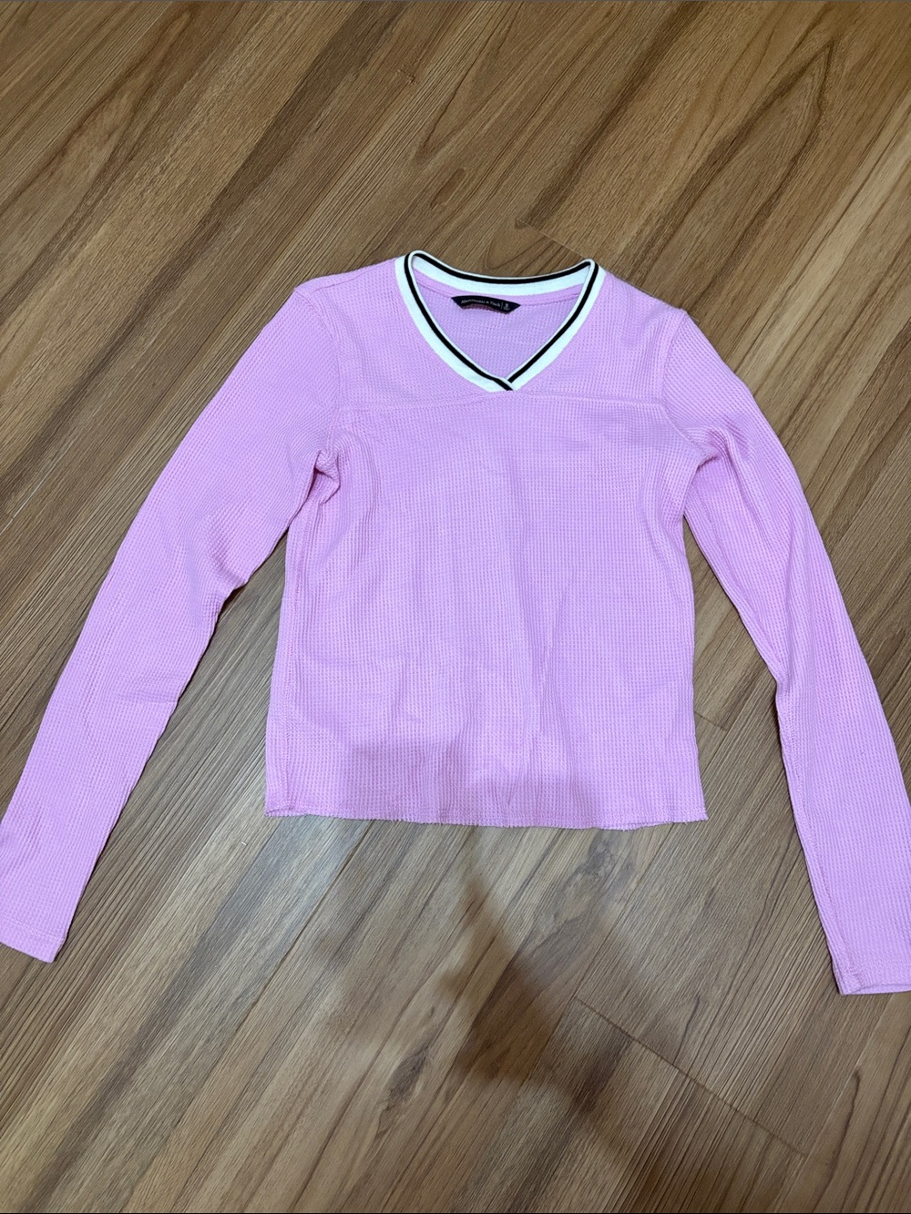 Abercrombie & Fitch Light Pink V‑Neck Long Sleeve Top with Contrast Trim